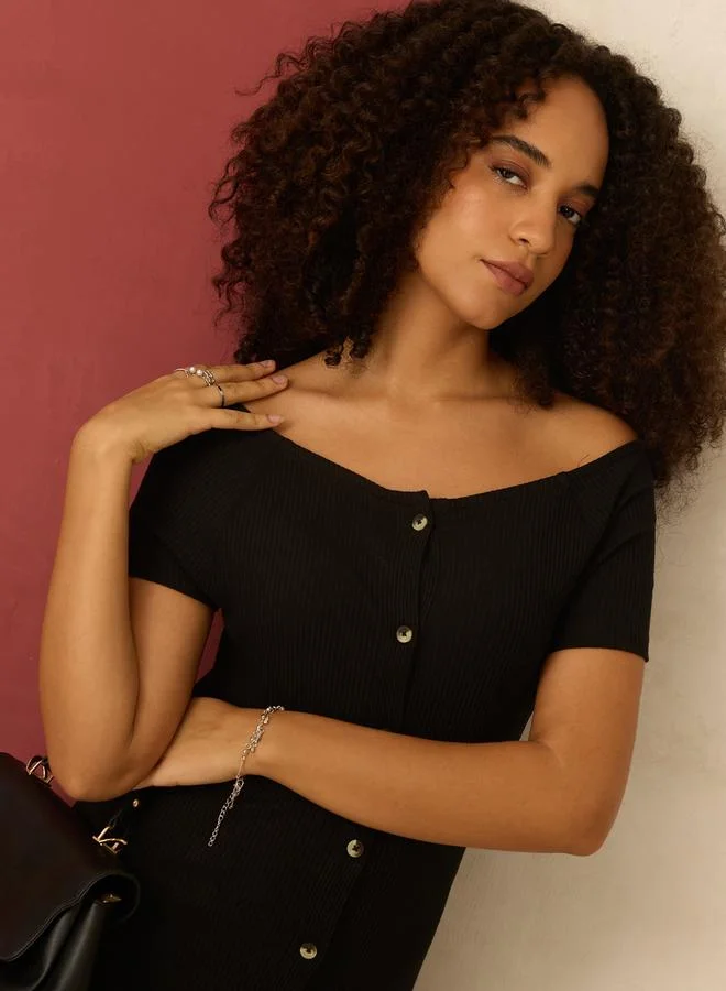 أوجيدر فستان مضلع بأكتاف مكشوفة وأزرار