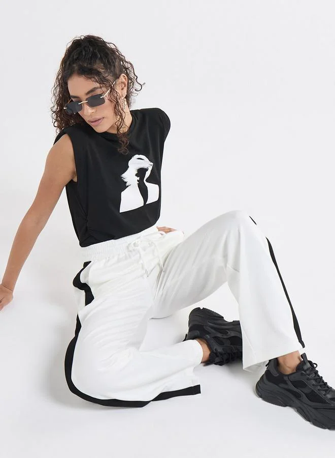 سبلاش فيڤ تيشيرت بدون أكمام بطباعة وتفاصيل كسرات