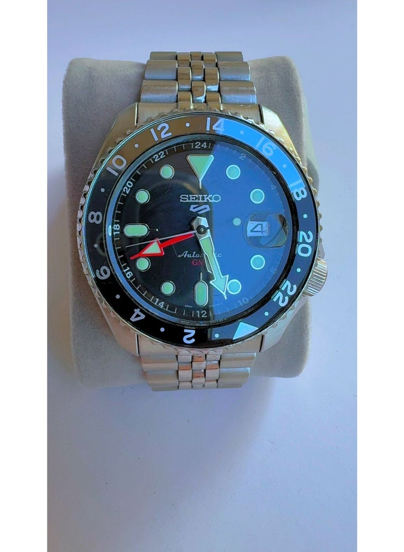 سيكو 5 ساعة سيكو 5 سبورتس أوتوماتيكية للرجال بوظيفة GMT (4R34-00A0) - مينا أسود، سوار جوبيلي من الفولاذ المقاوم للصدأ، مقاومة للماء حتى 10 بار، غطاء خلفي شفاف - مستعملة (بحالة جديدة) - Image 1