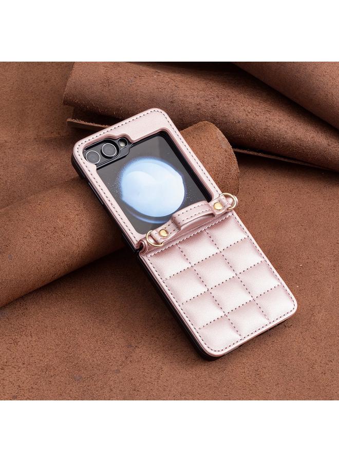 اس-توب جراب هاتف Samsung Galaxy Z Flip5 بتصميم مربع مع حزام كتف من الجلد - Image 4