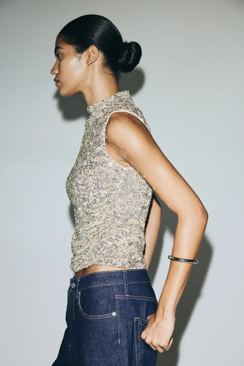 اتش اند ام بلوزة مزيّنة بالترتر