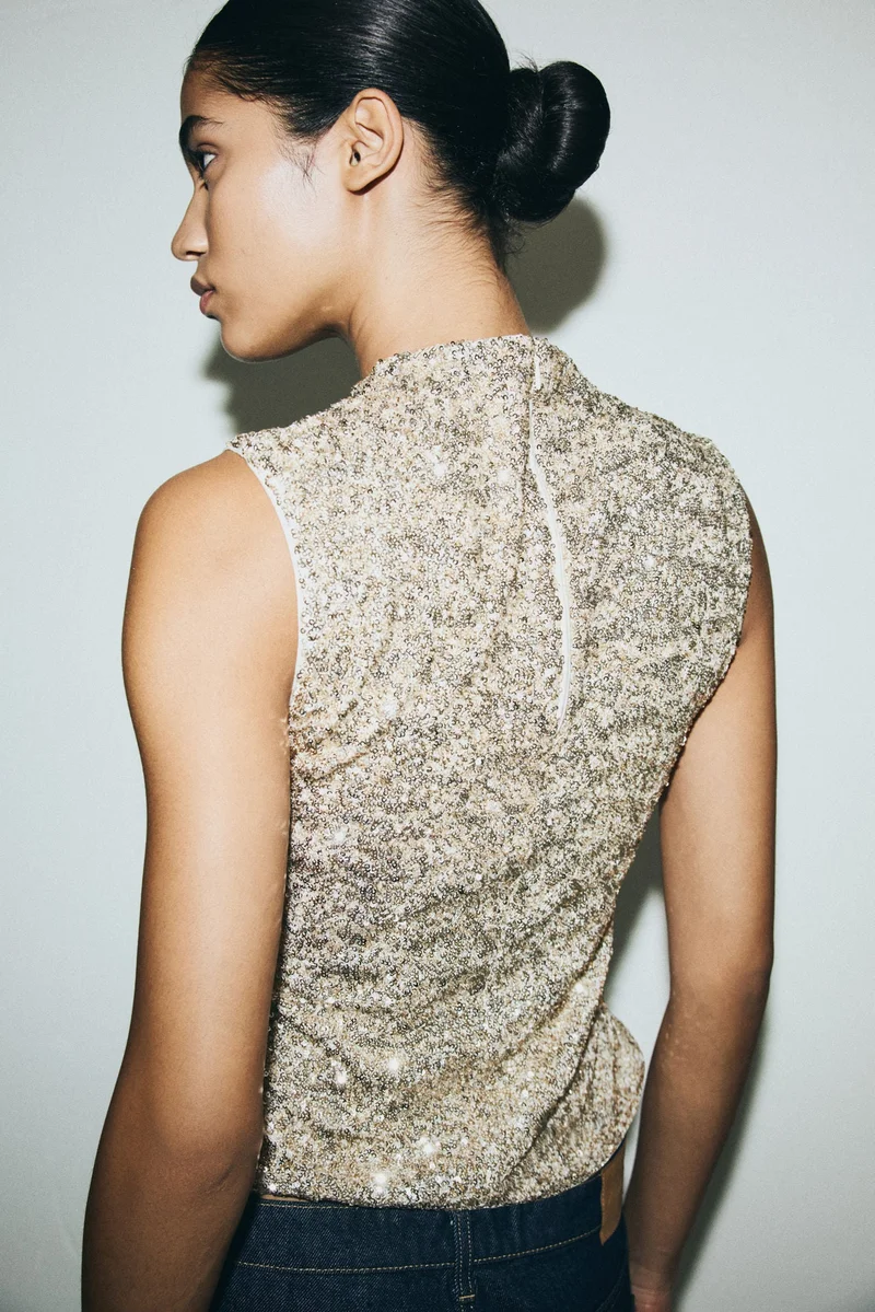 اتش اند ام بلوزة مزيّنة بالترتر