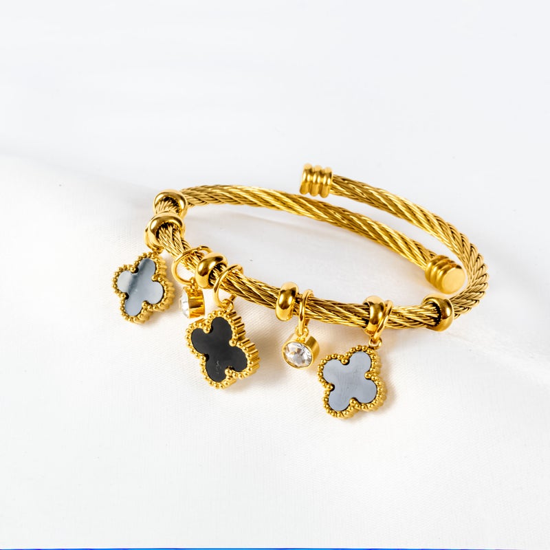 ذا بلاك بيرل اكسسوريز أسورة أستانليس ستيل ذهبي شكل زهرة البرسيم أسود مرصعة بفصوص الزيركون - Image 1