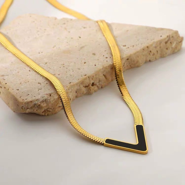Elegant European and American Internet celebrity titanium steel V-shaped necklace Womens Light luxury high-grade flat snake bone chain clavicle chain non-fading accessories Gold-black V-shaped female necklace