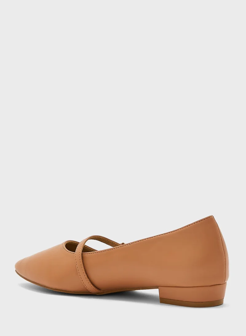 ELLA Pointed Flat Shoe