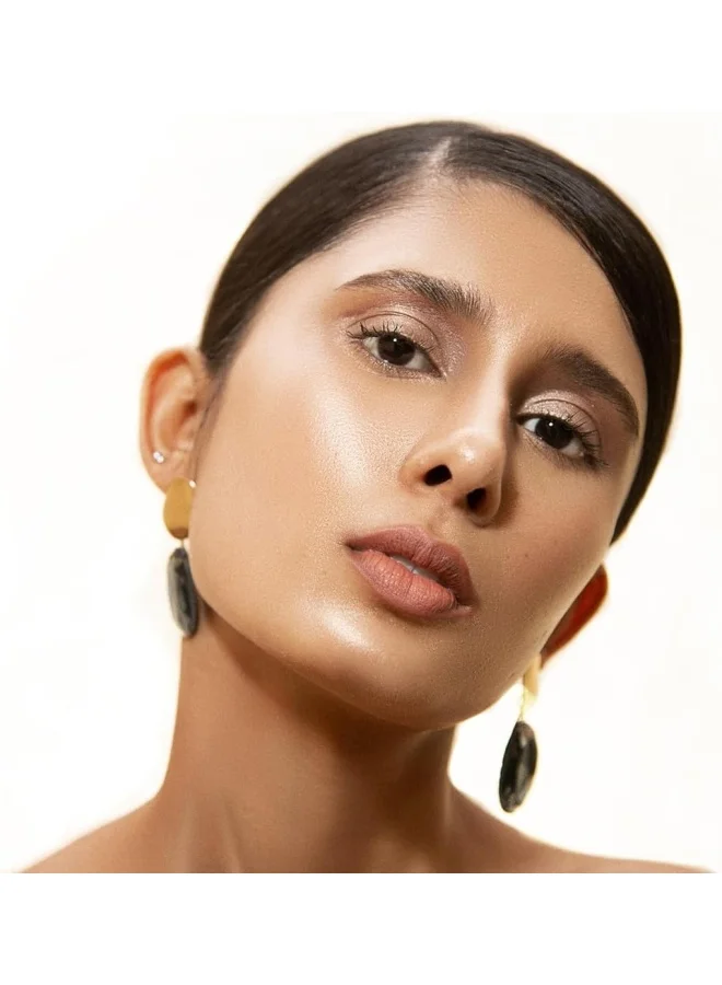 SUGAR Cosmetics Bling Leader Illuminating Moisturizer 01 Gold Diggin' Warm Gold Highlighter with Pearl Finish Lightweight Moisturizer and Highlighter, Protects against Pollution, Multi