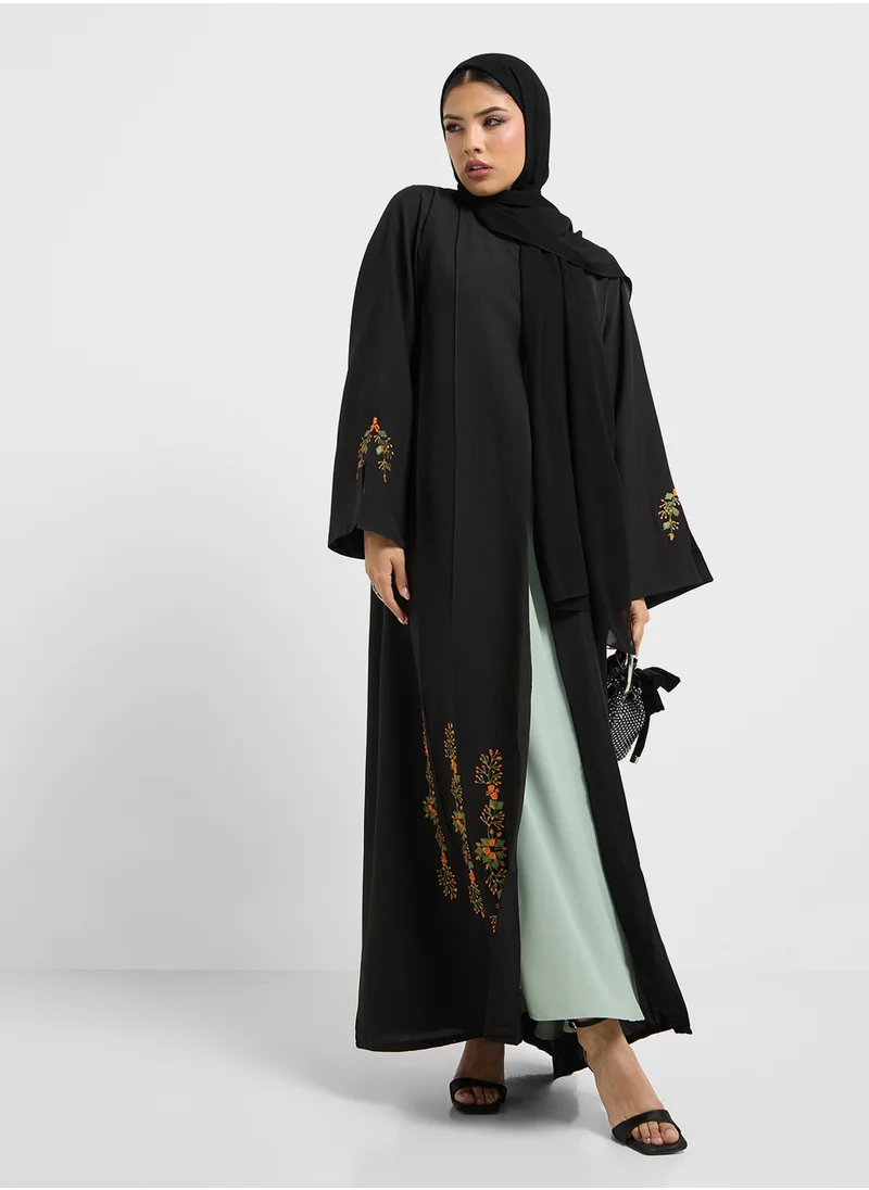 هيا كلوزيت Embroidered V-Neck Flared Sleeve Abaya