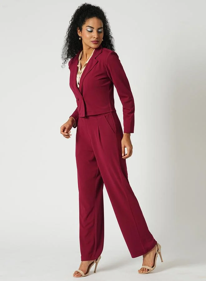 جلو باص طقم منسق من بنطال وبليزر قصير