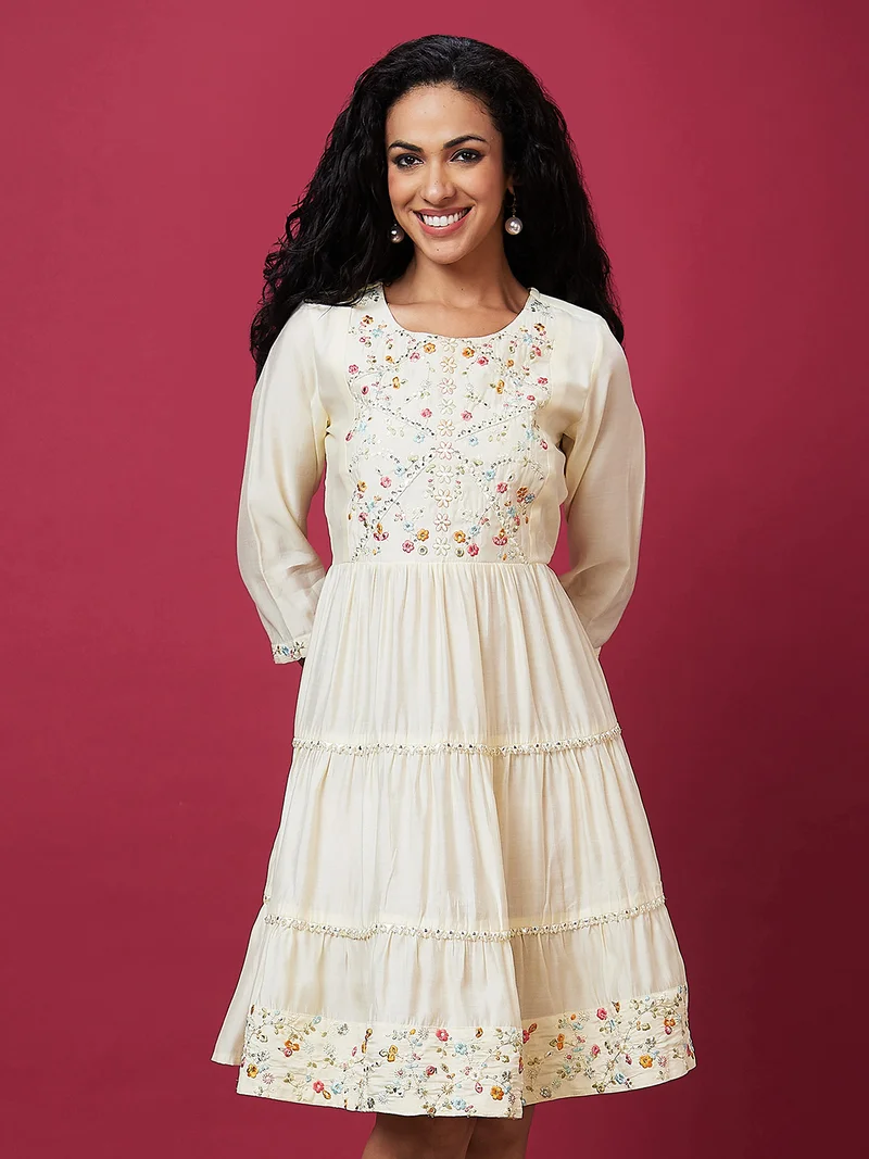 جلو باص فستان نسائي قصير مطرز بالزهور والترتر بتصميم واسع من الأسفل