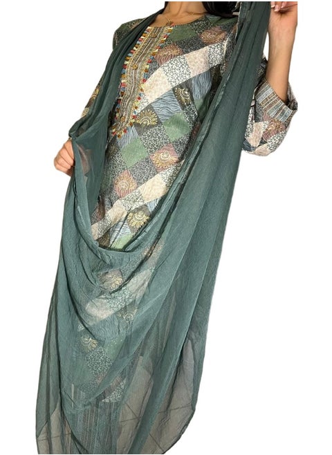 Salwar Kameez - قماش رايون مع وشاح من الشيفون، يتميز بطباعة متعددة الألوان وأزرار ذهبية.