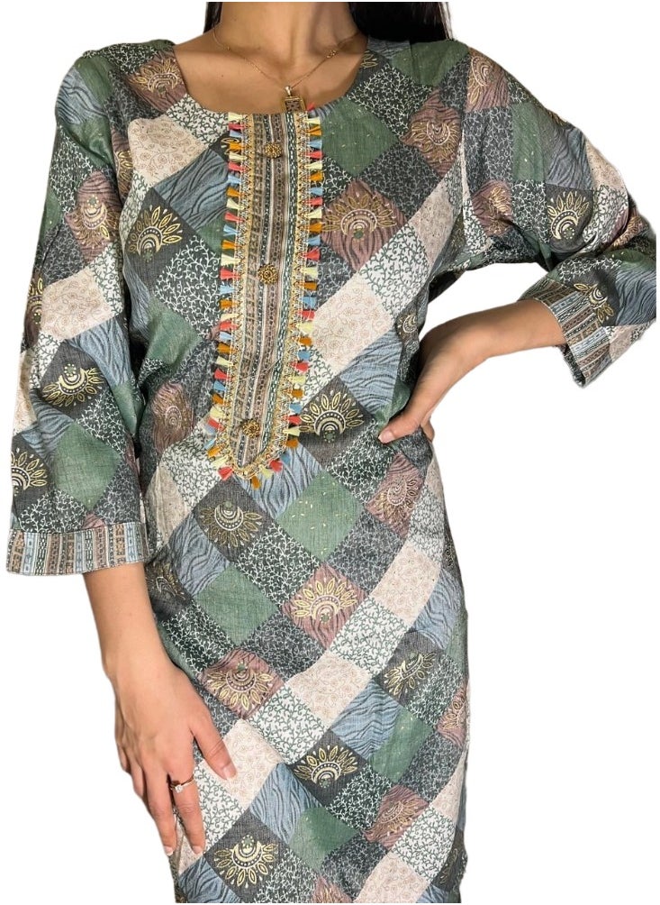 Salwar Kameez - قماش رايون مع وشاح من الشيفون، يتميز بطباعة متعددة الألوان وأزرار ذهبية.