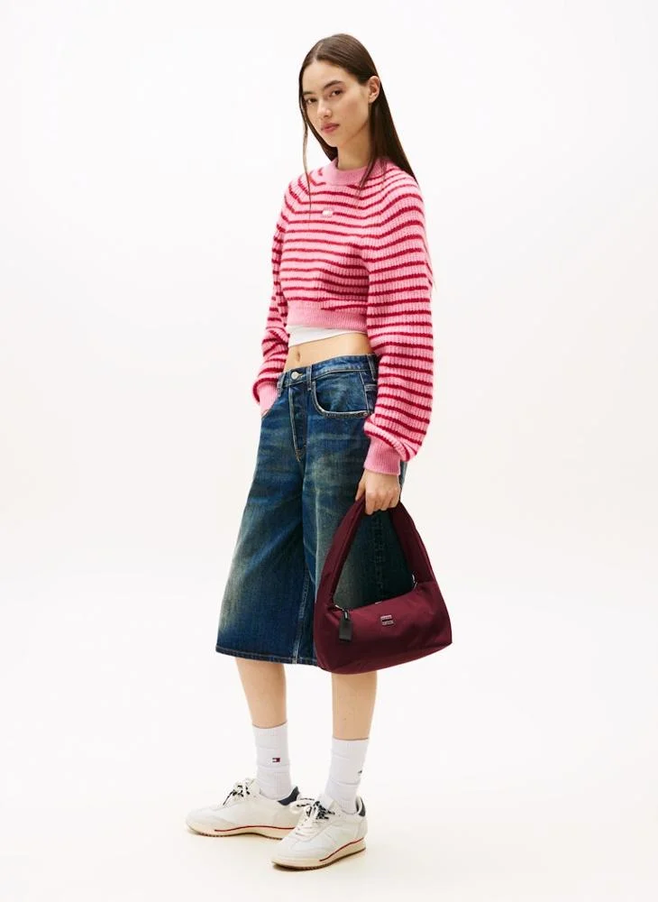 تومي جينز حقيبة كتف مبطنة بلوحة شعار معدنية