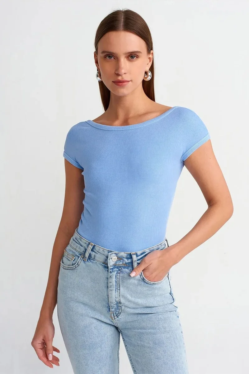 DILVIN Women's Crop T-Shirt With Square Neck And Cut-Out