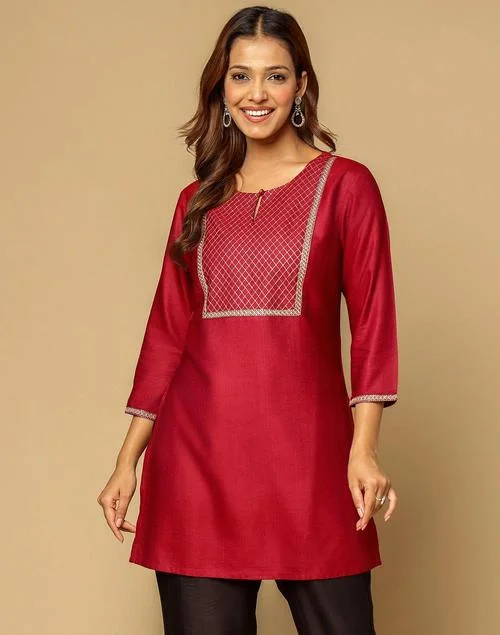 Fabindia Maroon Viscose Silk Embroidered Slim Fit Short Kurta