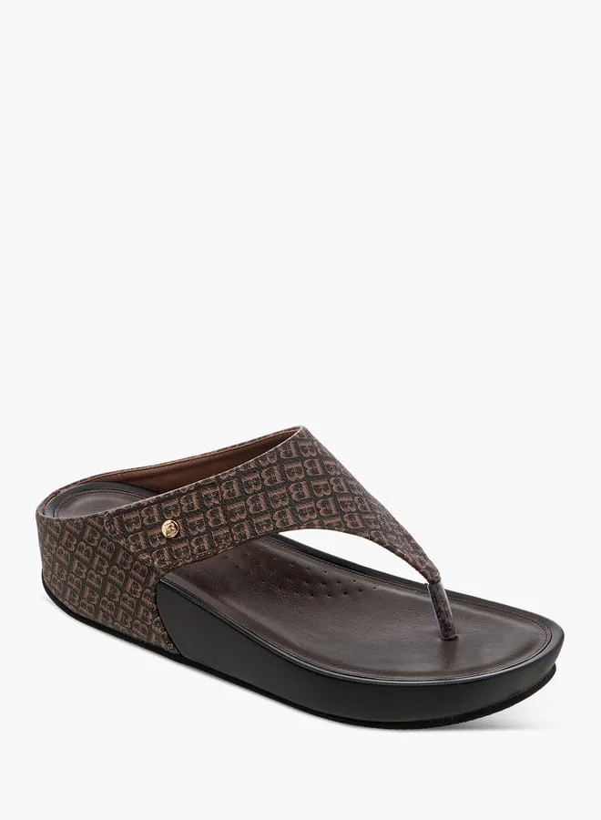 فلورا بيلا من شو إكسبرس صنادل نسائية مريحة بنعل ويدج وطبعة شعار