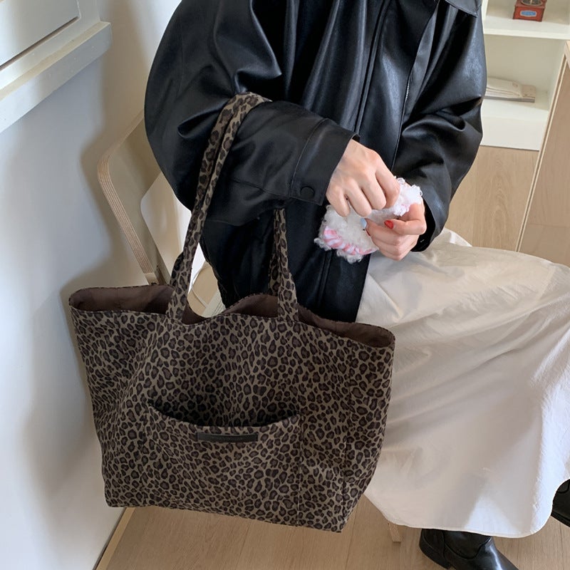 حقيبة تسوق من النايلون بنقشة الفهد مزدوجة الوجه - Image 3