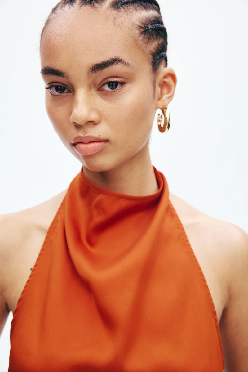 اتش اند ام بلوزة بقبة هالتر غير متماثلة