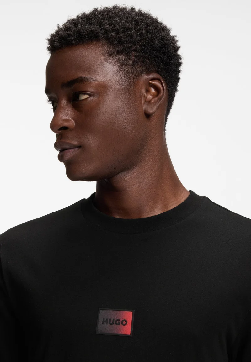 هوجو تيشيرت قطني جيرسي بملصق شعار متدرج