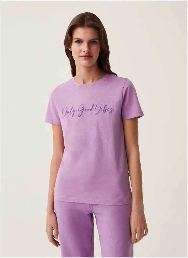 او في اس Cotton T-shirt with printed lettering