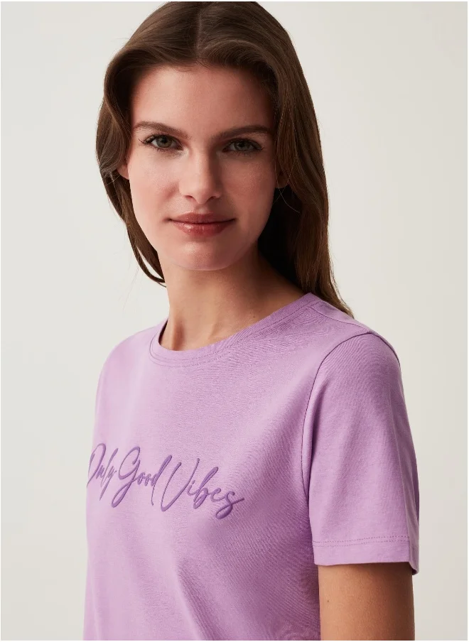 او في اس Cotton T-shirt with printed lettering