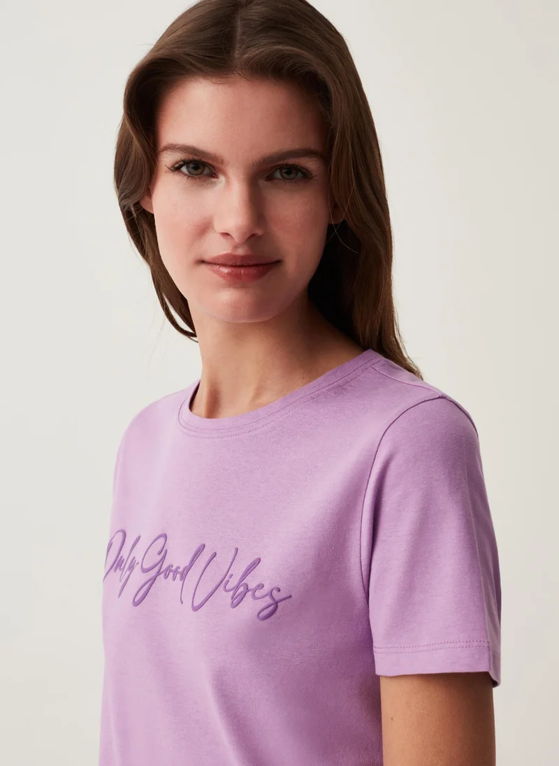 او في اس Cotton T-shirt with printed lettering