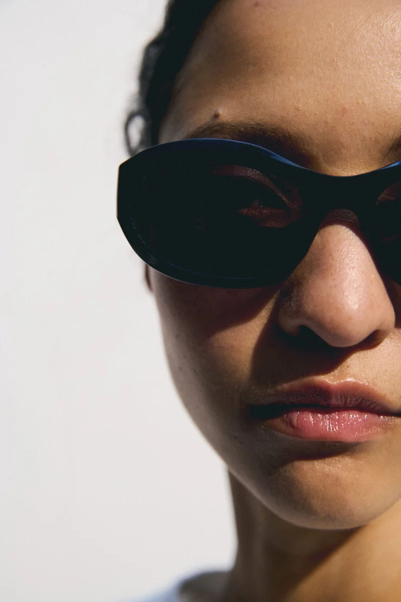 اتش اند ام نظارات شمسية بتصميم بيضاوي