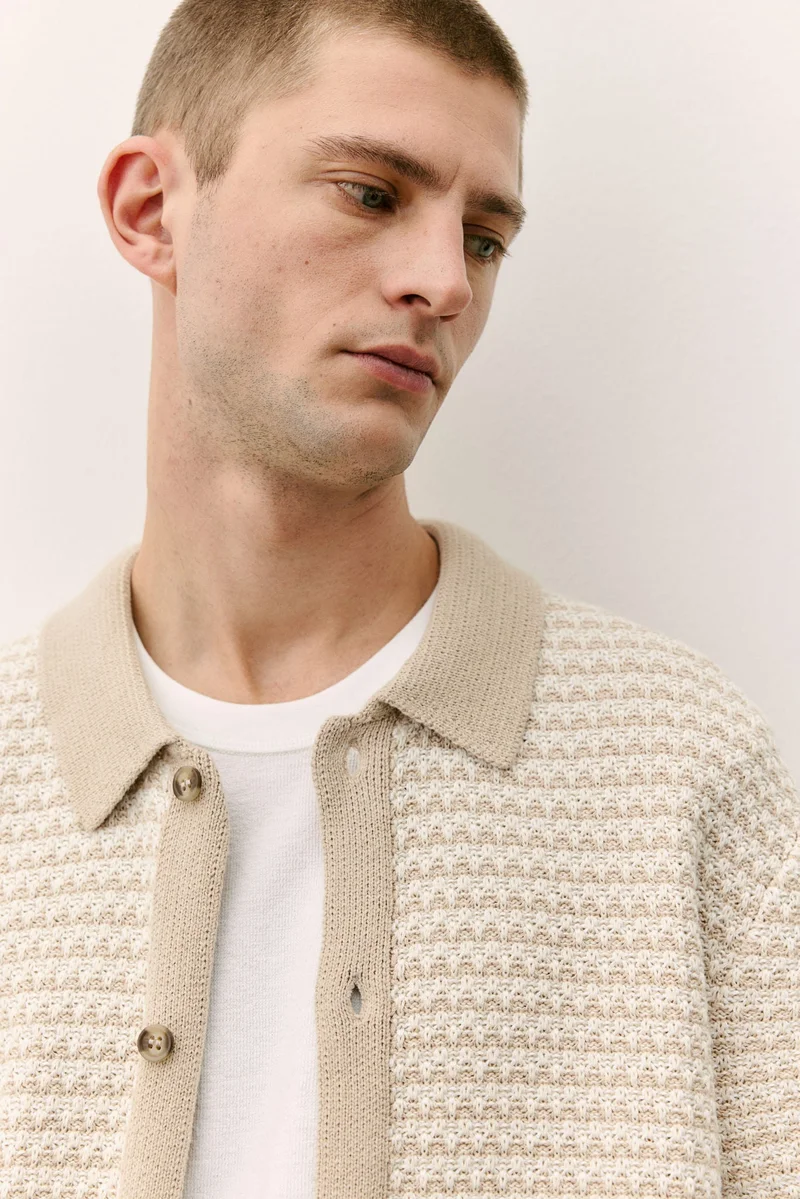 اتش اند ام قميص محبوك بقصّة عادية