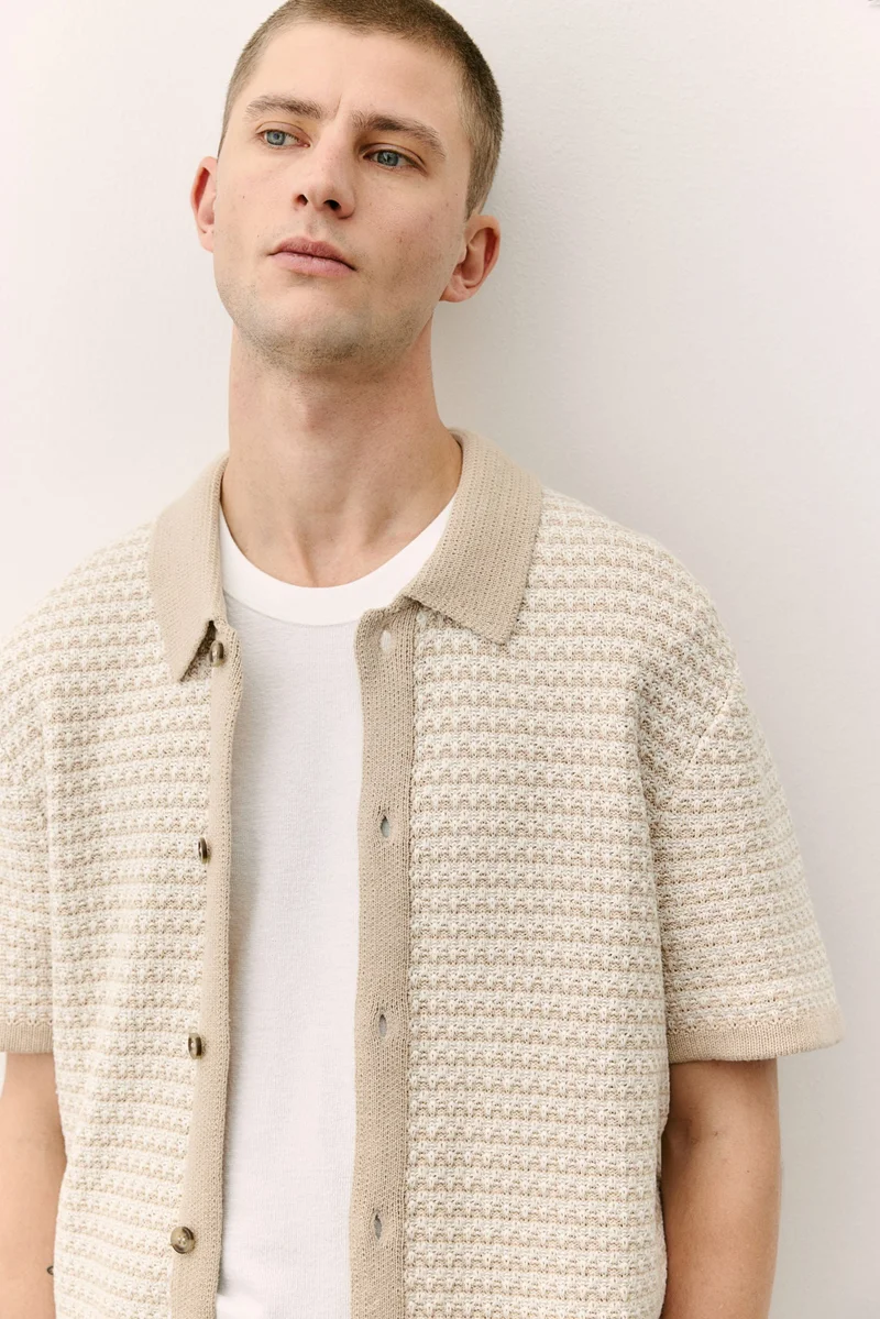 اتش اند ام قميص محبوك بقصّة عادية