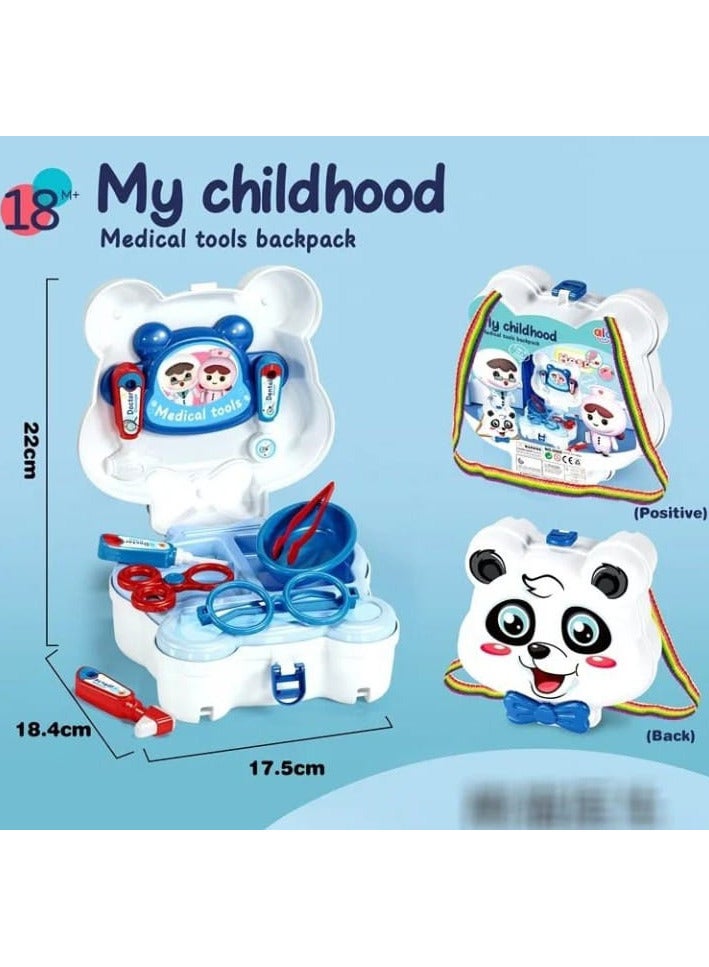 شنطة طبية للأطفال 2×1 — تصميم مميز يجمع بين المتعة والفائدة!   تتحول بسهولة من شنطة ظهر لطقم أدوات طبية، تحتوي على مجموعة متكاملة من الأدوات لتشجيع الطفل على اللعب التخيلي والتعلم في نفس الوقت.   مناسبة للأطفال من عمر 18 شهرًا وأكثر، بخامات آمنة وتصميم جذاب على شكل دب لطيف.