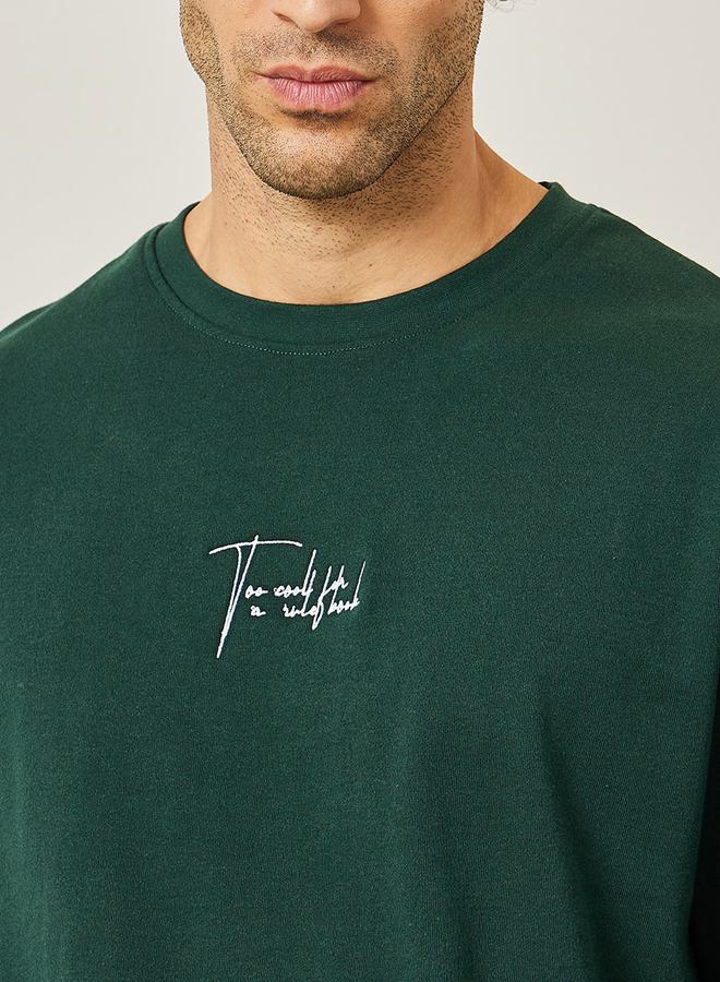 ستايلي تيشيرت إنترلوك مطرز بعبارة كبيرة الحجم - Image 3