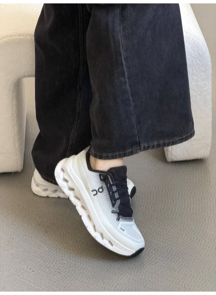 ON Running Cloudtilt Sneakers Ivory Black - Image 3