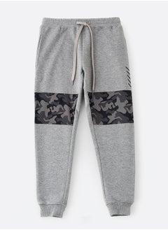 Knit jogger with contrast fabric at knee