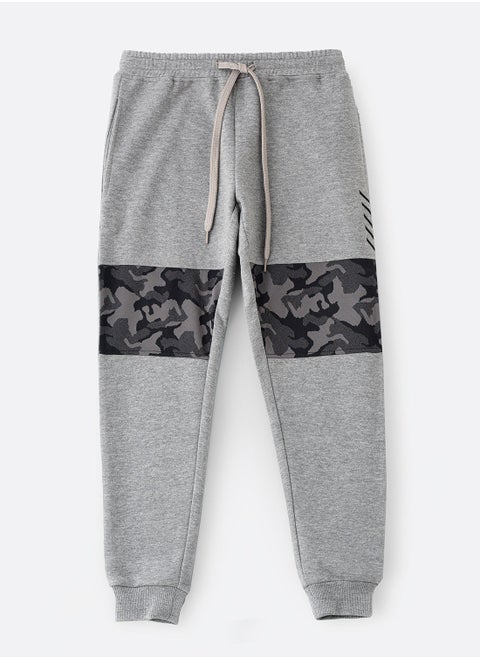 Knit jogger with contrast fabric at knee