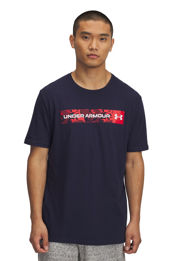 اندر ارمر تيشيرت مخطط بالتمويه على الصدر - Image 1