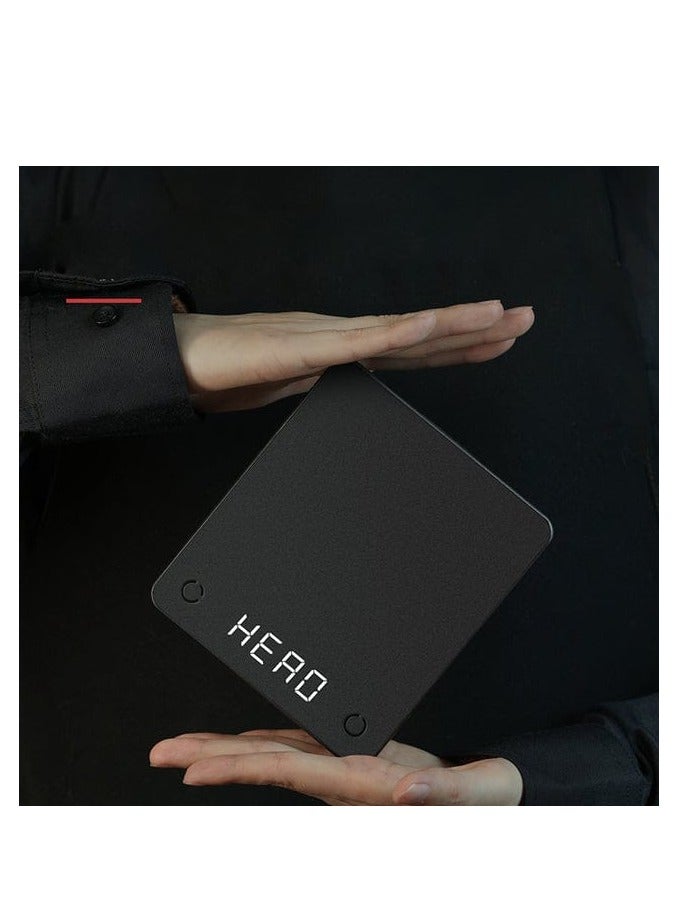 زيروهيرو ميزان القهوة ZeroHero Mini، ميزان رقمي باللمس لتحضير الإسبريسو، التخمير أو النسبة، التقطير اليدوي. نطاق الوزن: 0.2 جم - 2000 جم. مزود ببطارية قابلة لإعادة الشحن بسعة 1800 مللي أمبير. مثالي للاستخدام في المطبخ، الخَبز، السفر، أو تحضير القهوة. - Image 4