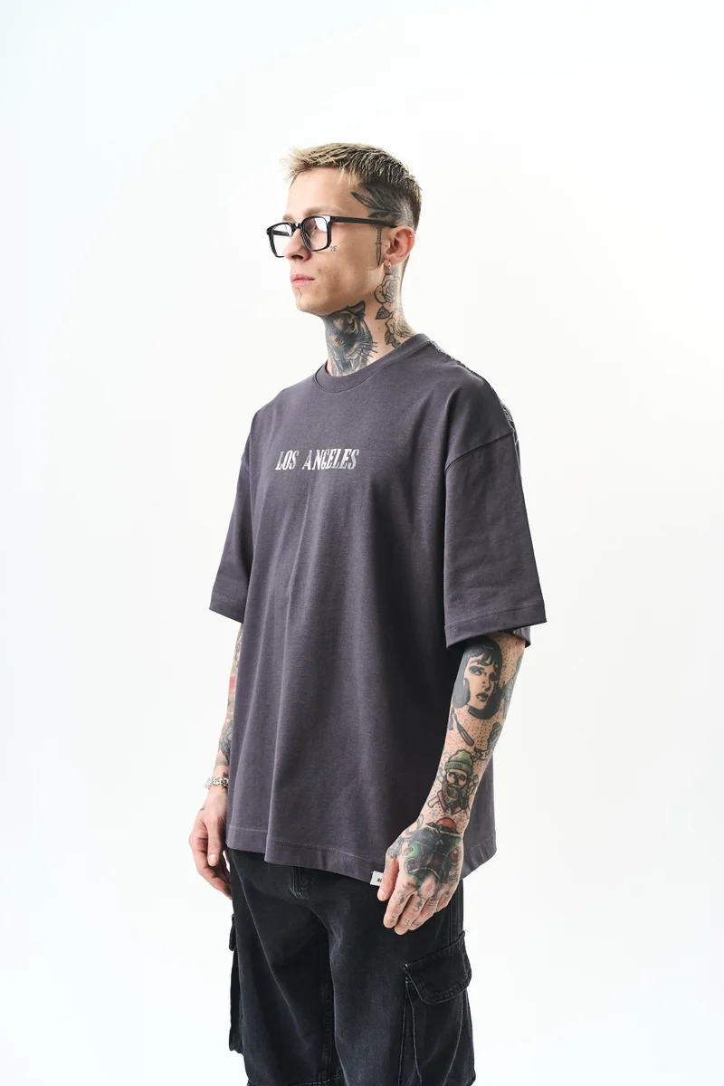 ريسباير تي شيرت رجالي مقاس كبير (Oversize) بطبعة "Los Angeles"، فومي (رمادي دخاني)