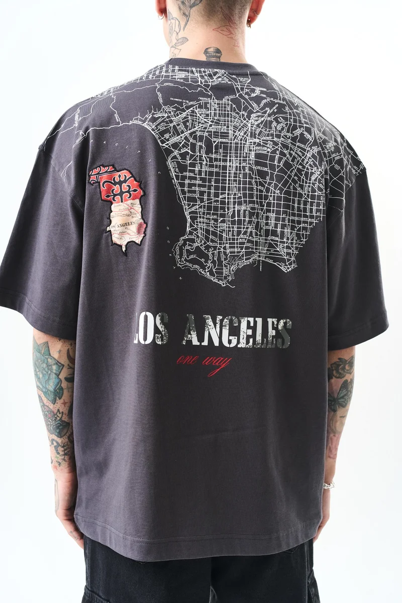 ريسباير تي شيرت رجالي مقاس كبير (Oversize) بطبعة "Los Angeles"، فومي (رمادي دخاني)