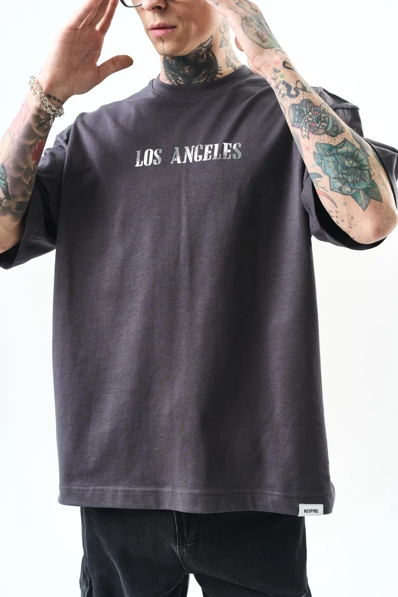 ريسباير تي شيرت رجالي مقاس كبير (Oversize) بطبعة "Los Angeles"، فومي (رمادي دخاني)