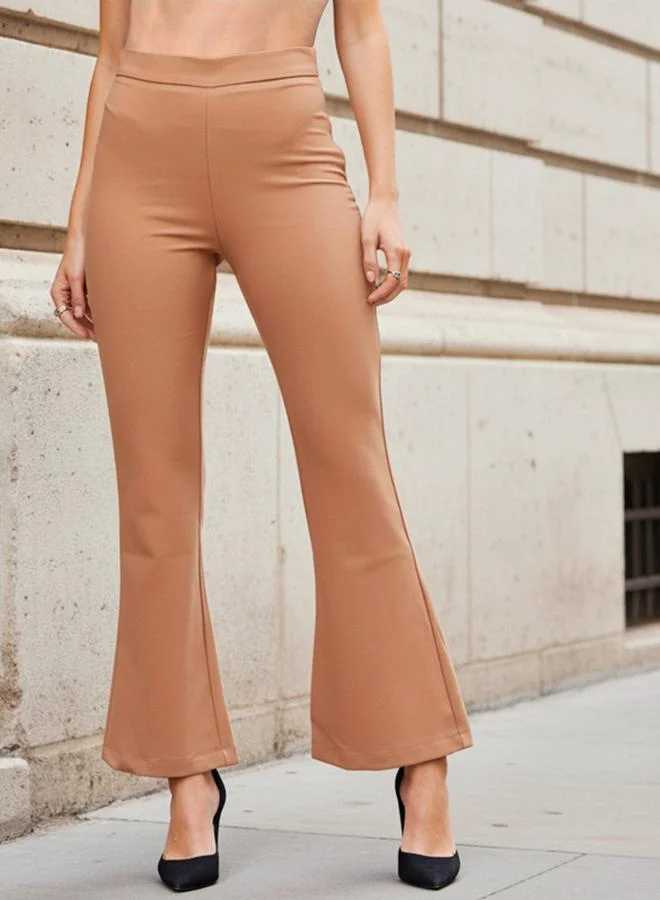 مرفوعة بنطال بأرجل واسعة سادة بلون تان