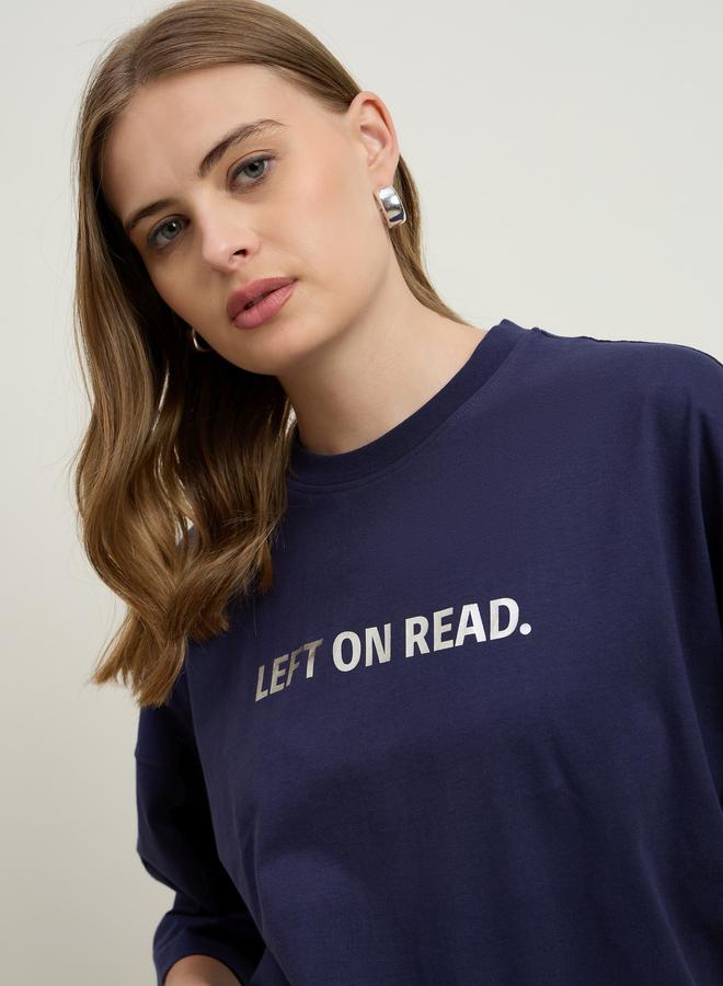 ستايلي تيشيرت أوفر سايز بطباعة شعار Styli Left On Read وأكتاف ساقطة - Image 4