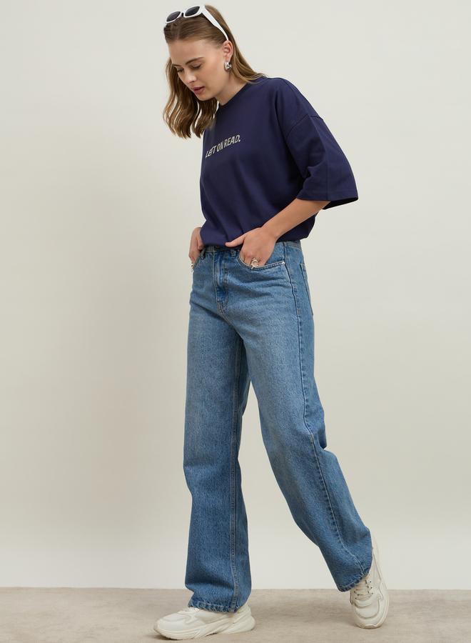 ستايلي تيشيرت أوفر سايز بطباعة شعار Styli Left On Read وأكتاف ساقطة - Image 1