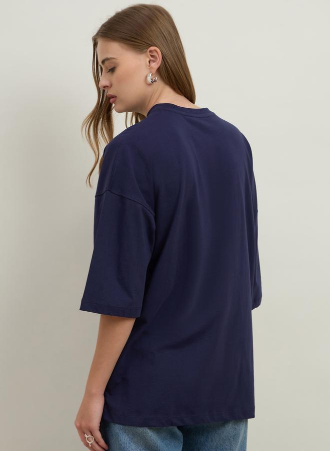 ستايلي تيشيرت أوفر سايز بطباعة شعار Styli Left On Read وأكتاف ساقطة - Image 5