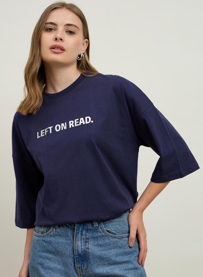 ستايلي تيشيرت أوفر سايز بطباعة شعار Styli Left On Read وأكتاف ساقطة - Image 2