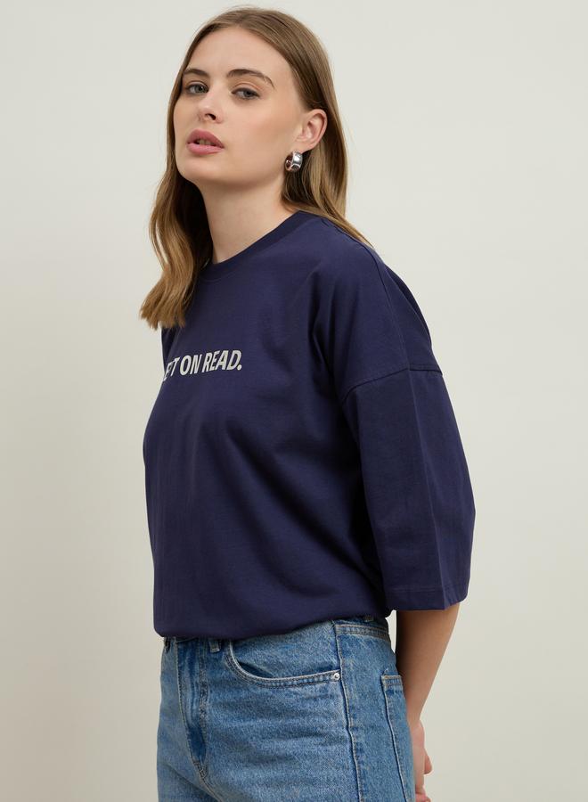 ستايلي تيشيرت أوفر سايز بطباعة شعار Styli Left On Read وأكتاف ساقطة - Image 3