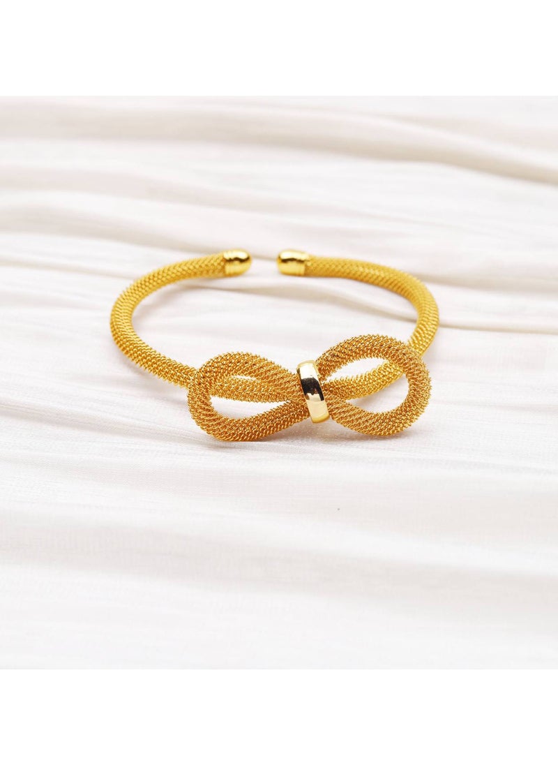 Elegant bow bracelet in golden stainless steel, a modern and feminine design that adds a charming touch to your wrist. Lightweight and comfortable for daily wear and special occasions, durable and resistant to rust, giving you a soft and luxurious look that reflects your elegance and femininity.
