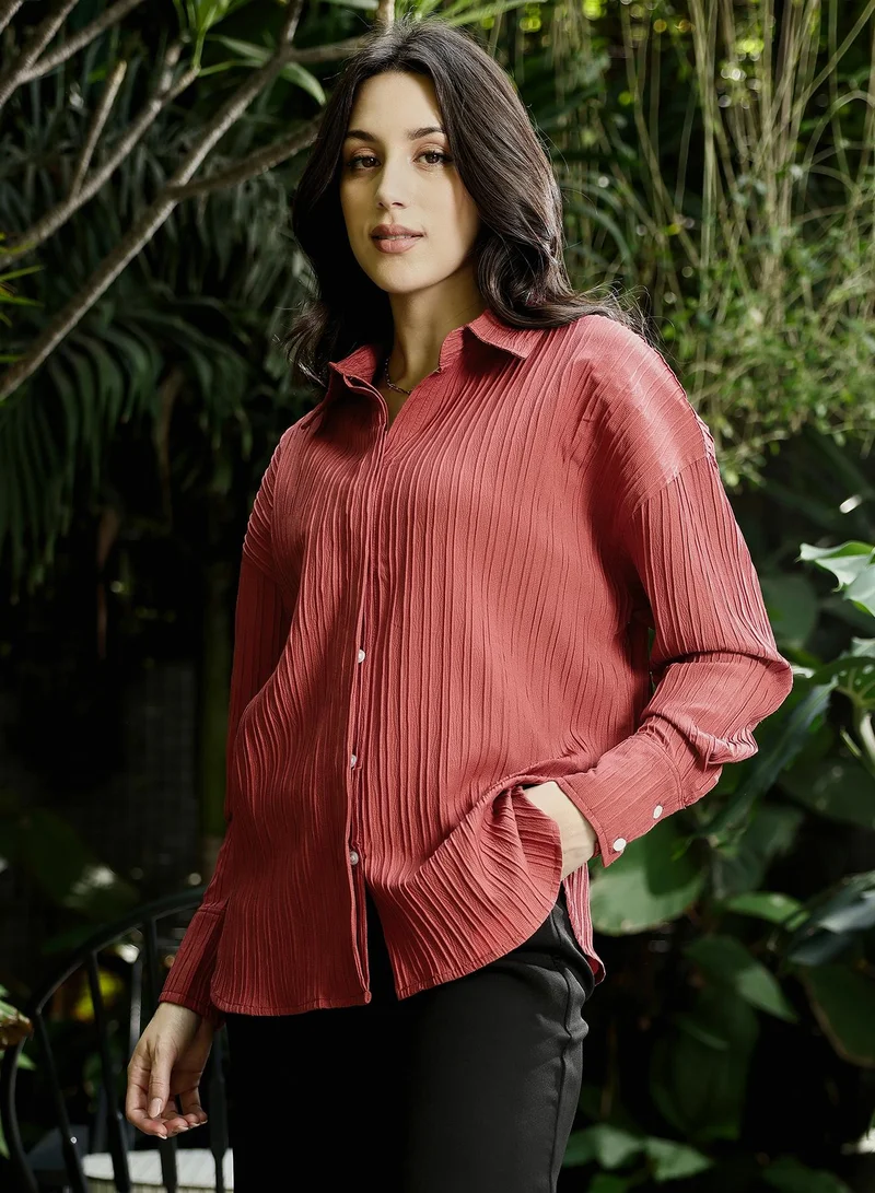 بينيا كولادا قميص نسائي واسع بنقش دبوس بياقة عريضة وأكمام طويلة بأزرار للإغلاق، قميص منسوج صلب بنسيج بارز للاستخدام اليومي والكاجوال، لون أحمر طوبي