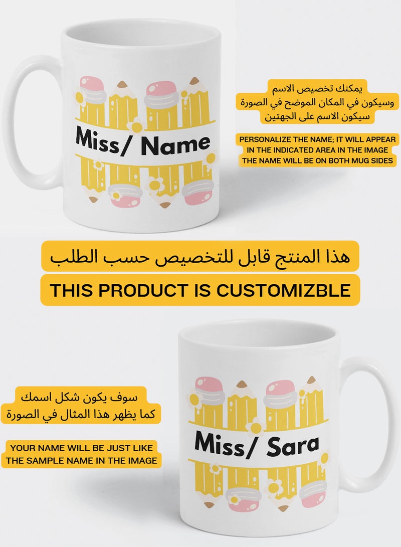 لوحة كوب ١١ أونصة من السيراميك باسم قابل للتخصيص للمعلمة بتصميم أقلام ملونة أبيض - Image 2
