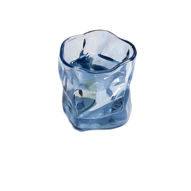 كوب ماء زجاجي أزرق بأسلوب الطي واللف - Image 1
