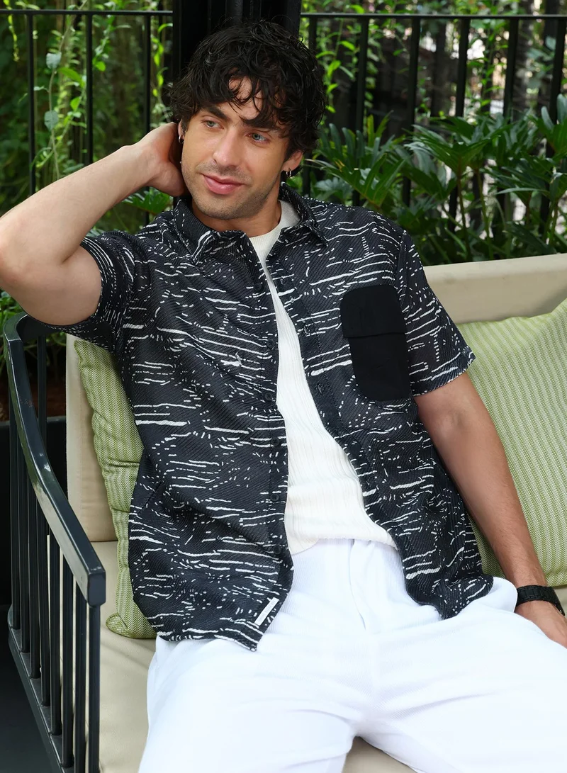 Campus Sutra Men Block Abstract-Strokes Shirt | Spread Collar, Short Regular Sleeves | Button , Curved Hem | Abstract Print Textured | Woven Fabric For Casual & Daily Wear | Onyx Black