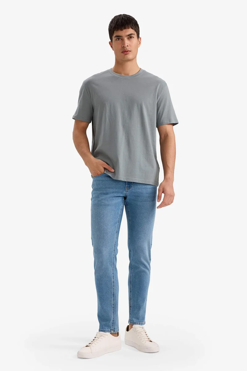 ديفاكتو Regular Fit Crew Neck Short Sleeved T-shirt